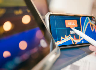 Analista de varios mercados evaluando opciones de forex, Ethereum y Bitcoin